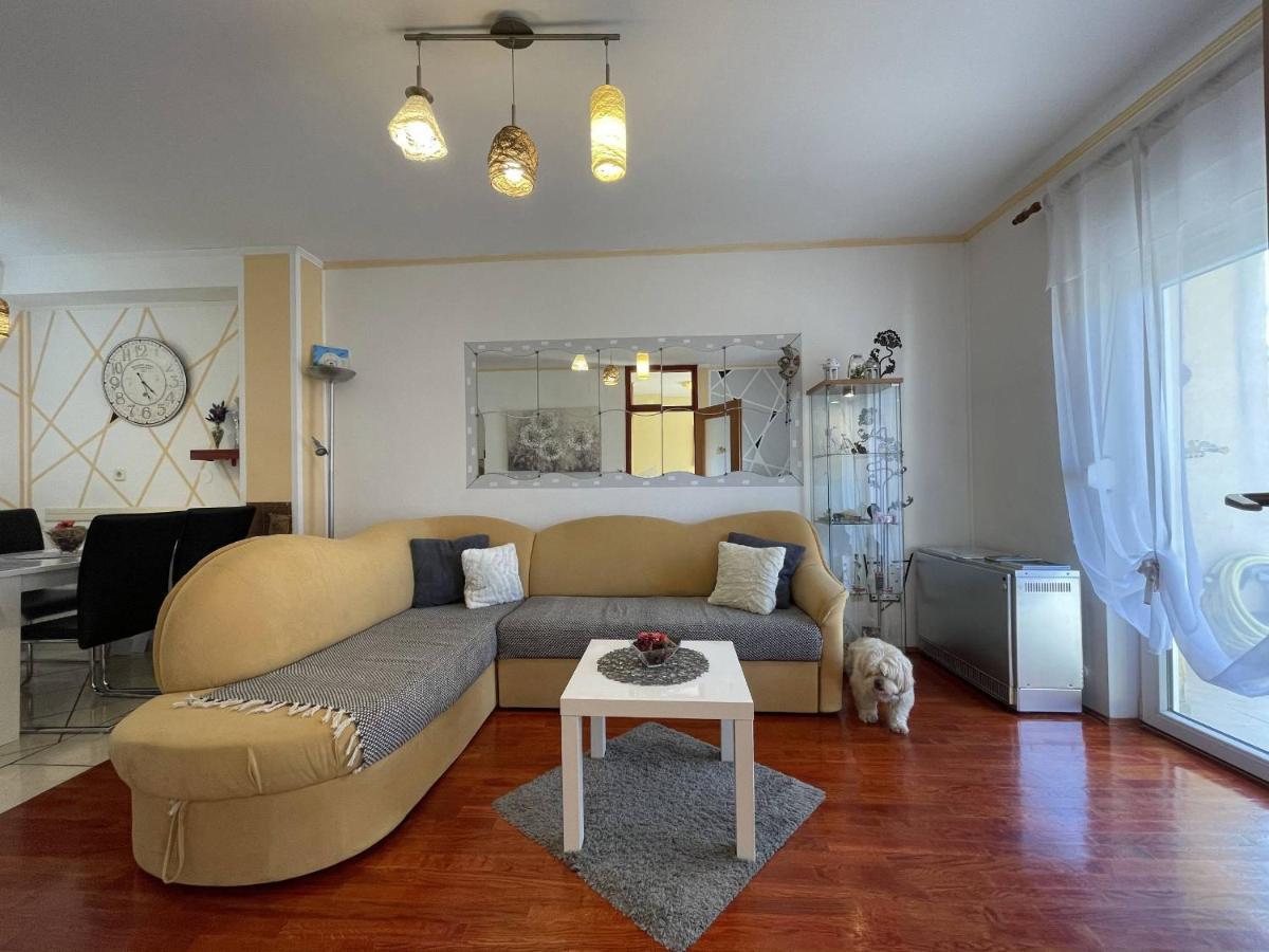 Apartment Malu Пула Екстериор снимка