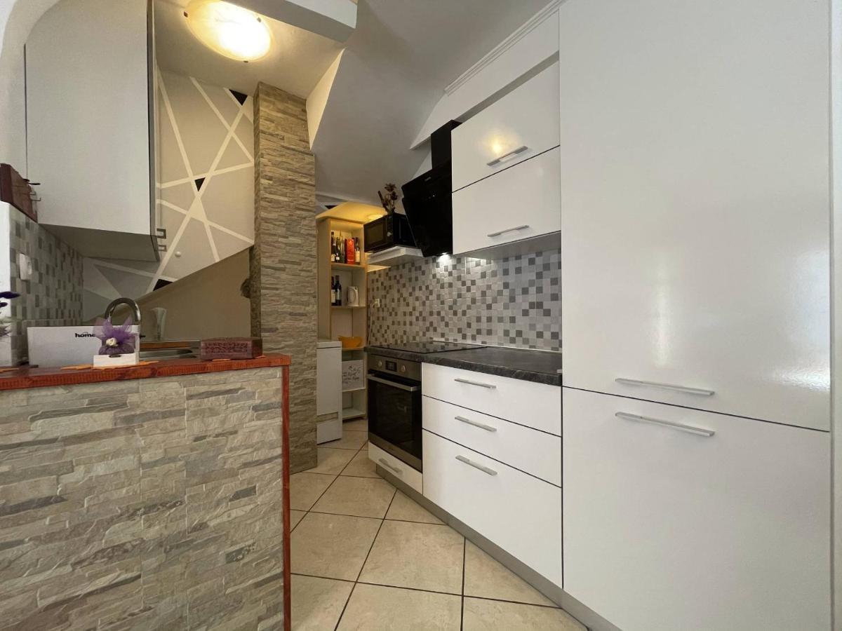 Apartment Malu Пула Екстериор снимка